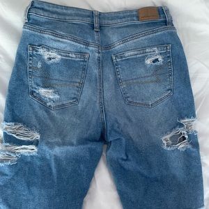 American Eagle Mom Jean, light wash, ripped, high waist, size 6